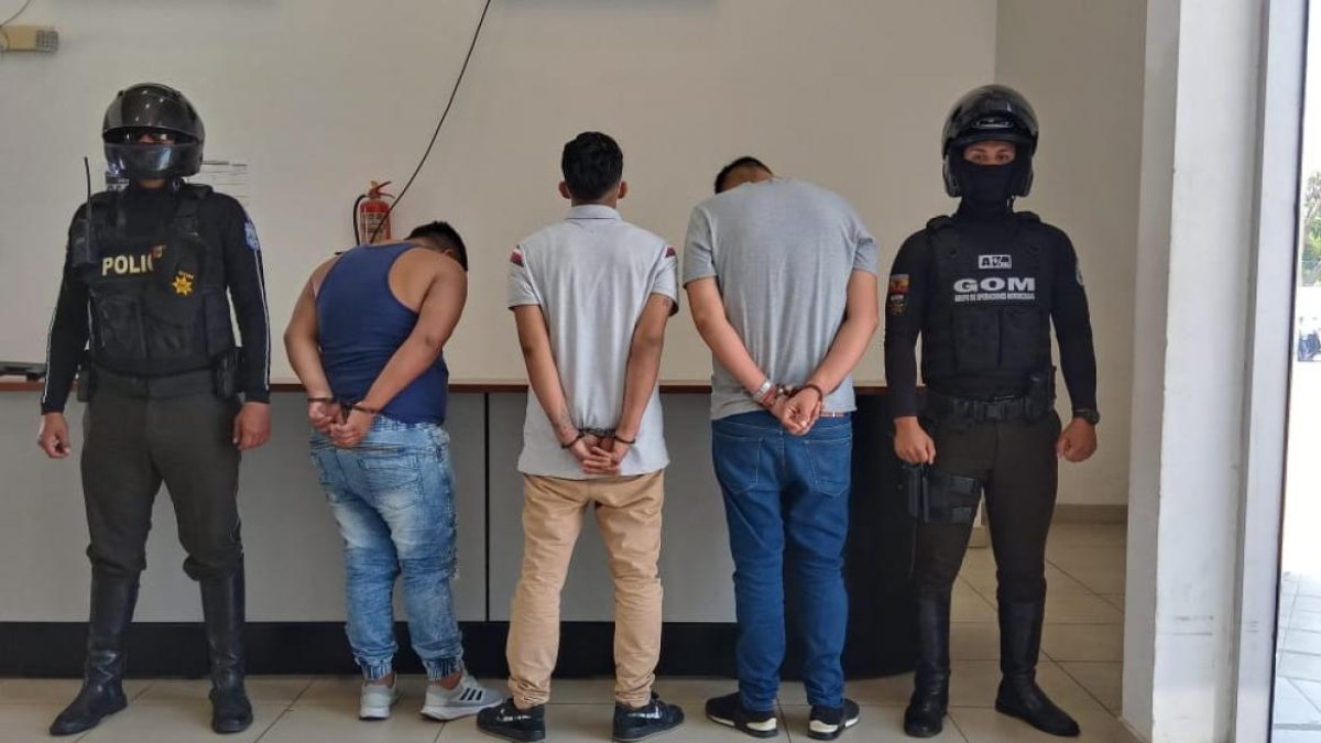 Los sospechosos puestos a órdenes de las autoridades y las evidencias entregadas al Centro de Acopio de la Policía.