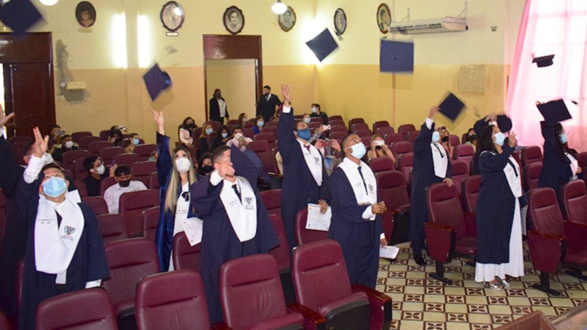 Los graduados expresan su alegría y satisfacción por el logro cumplido.