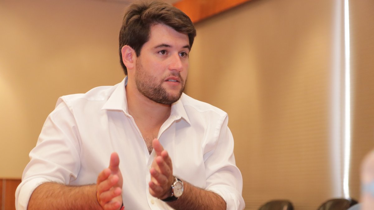 Angrisano es presidente de honor de los Estudiantes Demócratas Europeos, estudiantes del PP europeo.