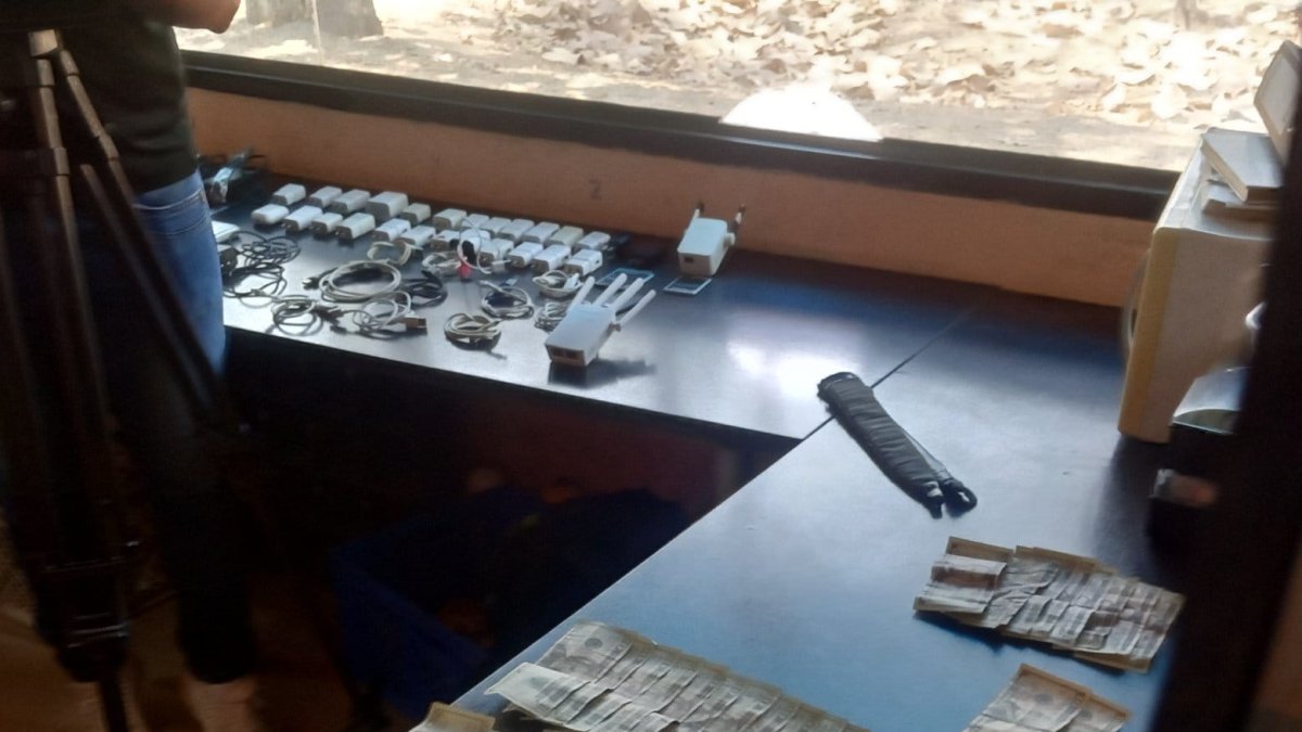 Objetos y dinero decomisados por la Policía Nacional