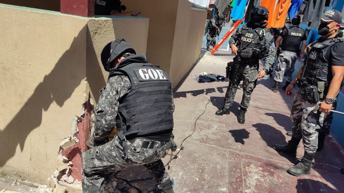 Hallazgo. Policías del Grupo de Operaciones Especiales (GOE) encontraron armamento en las cárceles de Guayaquil y Cotopaxi.
