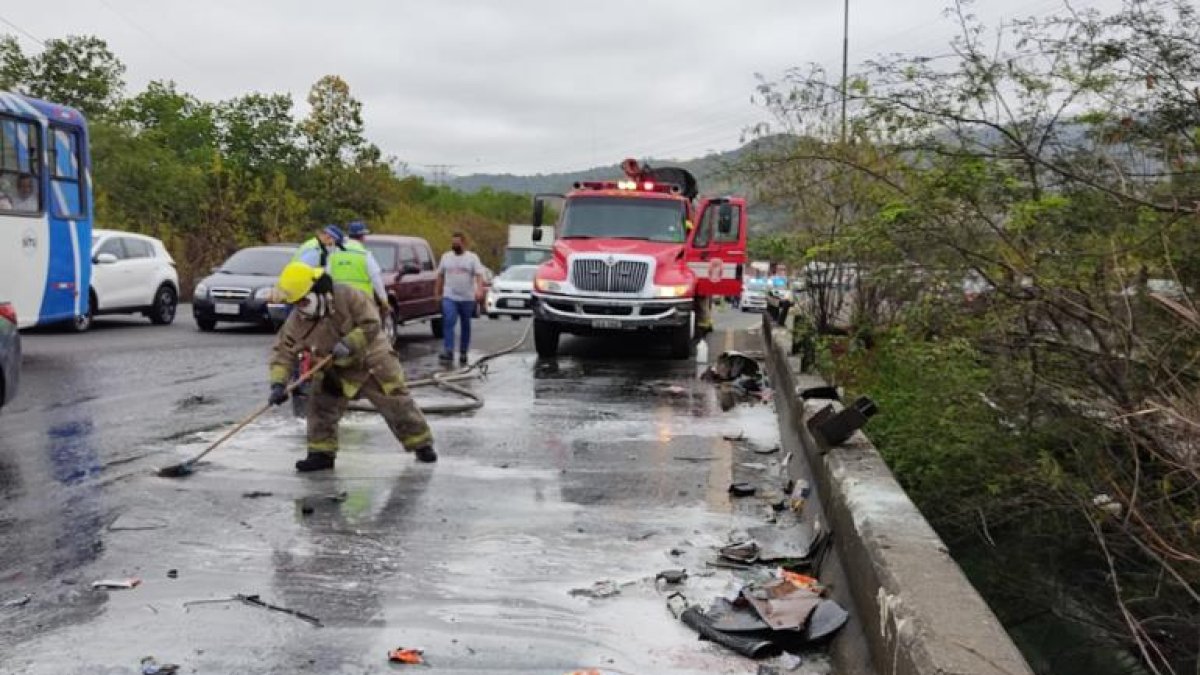 Conductor y su acompañante se salvaron de milagro. El percance provocó congestión vehicular.