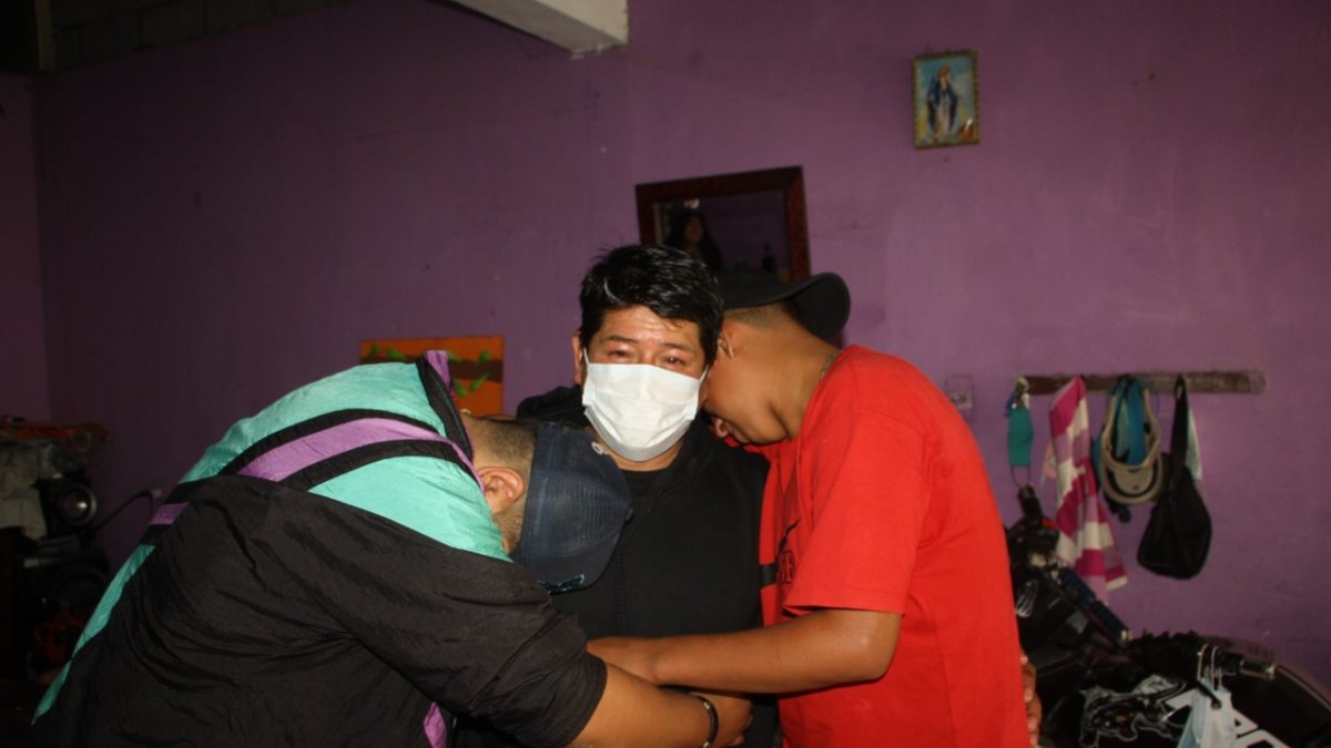 La familia de Marco Marín corrió a abrazarlo en medio de lágrimas cuando lo vieron llegar a casa.