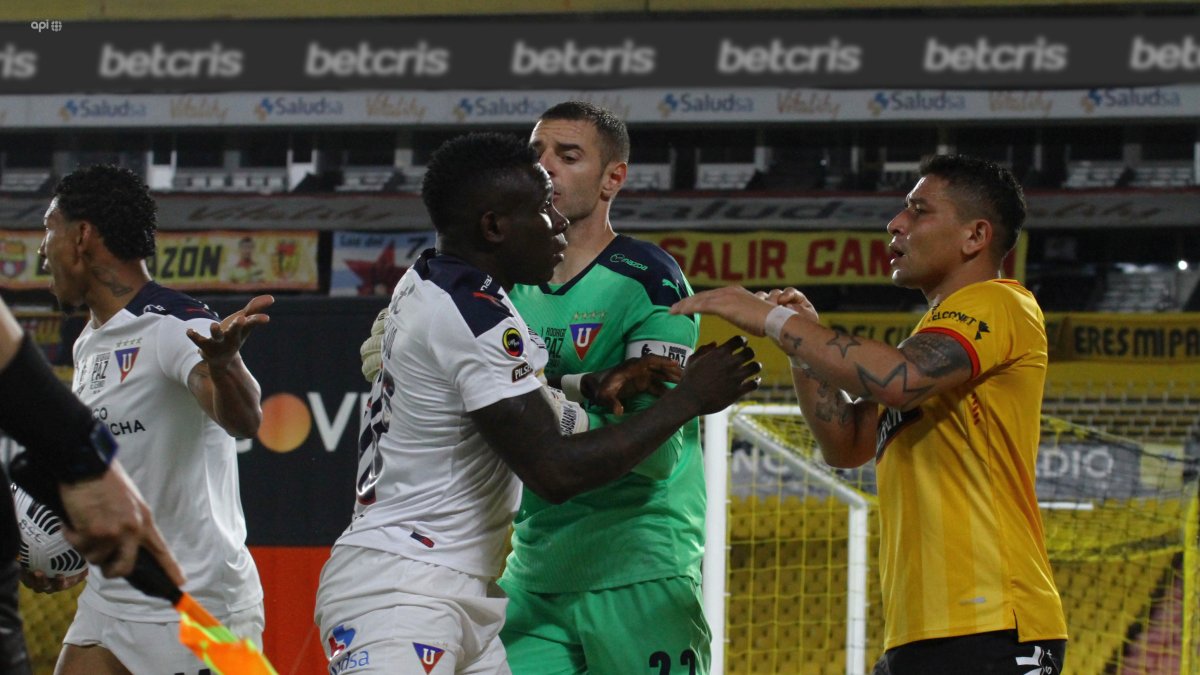 Mario Pineida (derecha) tiene un problema en los ligamentos. Está en recuperación.