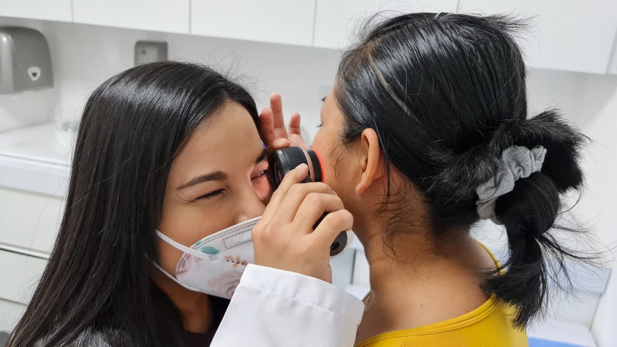 Especialista Diana Herrera utilizando un dermatoscopio.