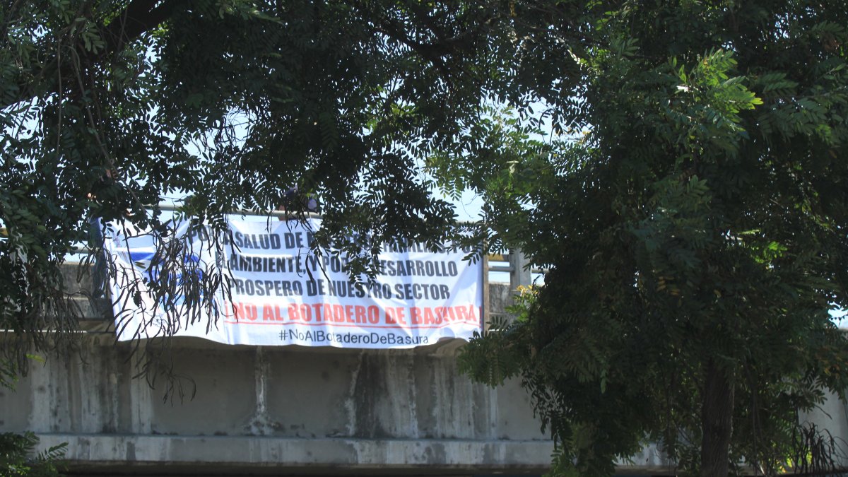 Hecho. Los carteles amanecieron colgados en las estructuras.