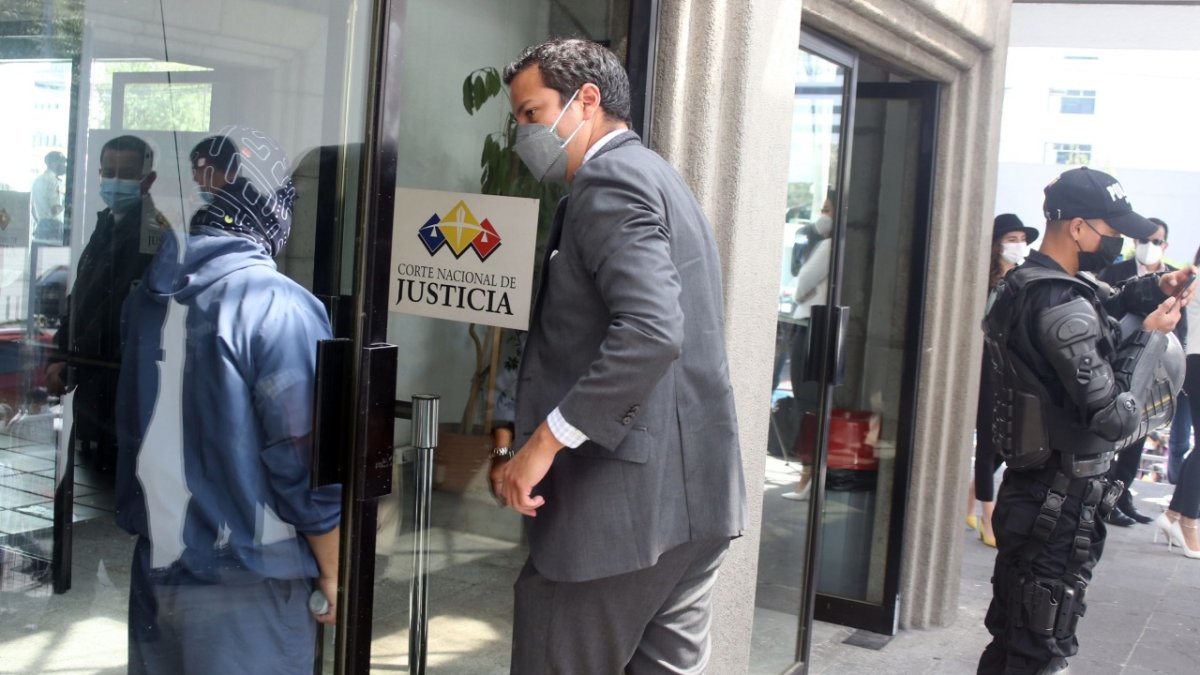 Diligencia. Marcelo Icaza, patrocinador de la posible víctima del delito sexual, a su ingreso a la Corte Nacional.