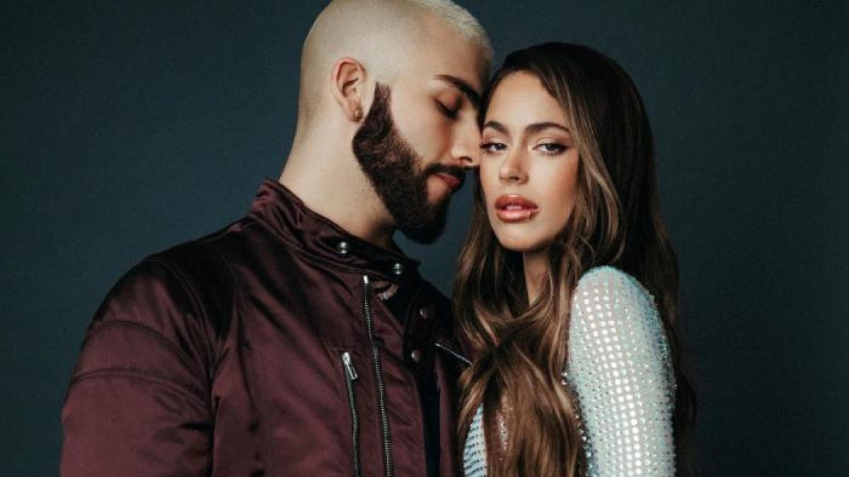 Fotografía cedida hoy por Sony Music que muestra al cantante colombiano Manuel Turizo (i) y a la actriz argentina Tini Stoessel.