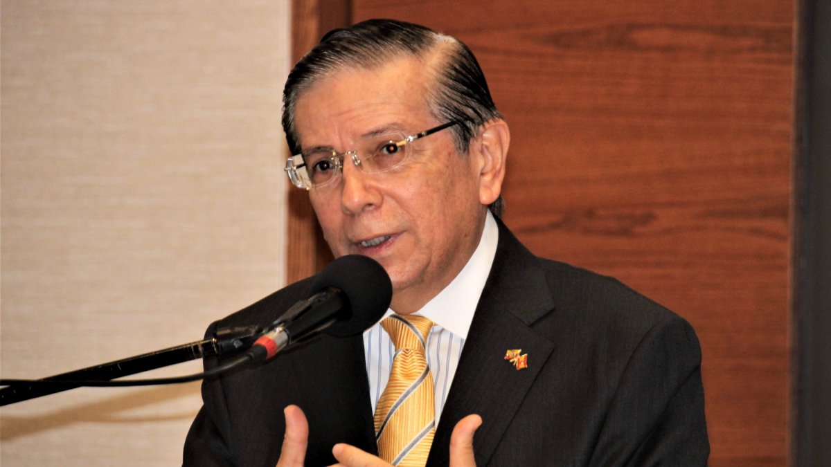 El embajador designado de Ecuador en España, Pascual del Cioppo, habla durante un encuentro de la Cámara Oficial Española, hoy, en Quito.