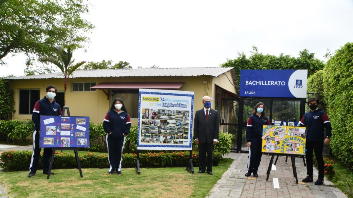 En el Instituto Particular Abdón Calderón se desarrollan varias actividades para celebrar un aniversario más del plantel.