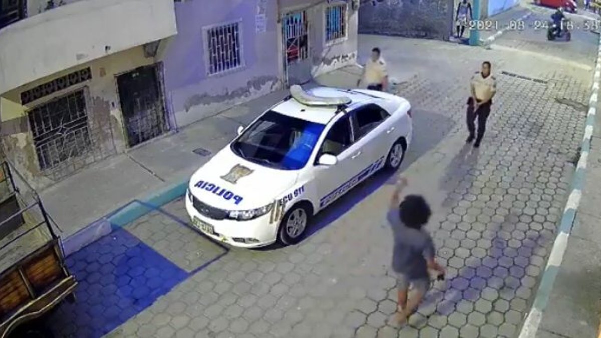 Un hombre ataca a un policía con un pico de botella.