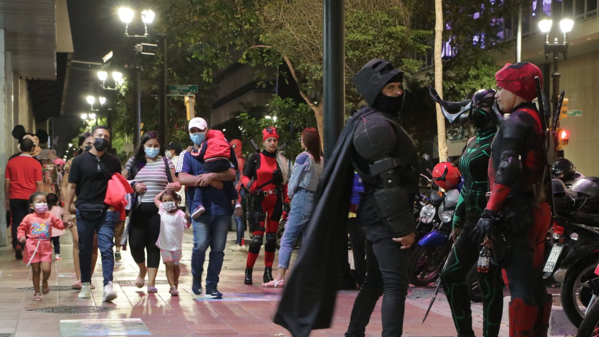 Hombres y mujeres disfrazados de superhéroes ponen un poco de color y diversión en la emblemática avenida de Guayaquil.