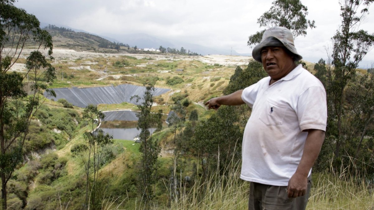 1. Reclamos.  Juan Manuel Simbaña, dirigente del barrio El Inga, señala la construcción de una nueva piscina para lixiviados.