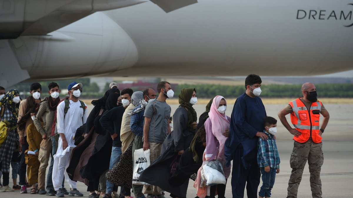 Algunas de las 260 personas procedentes de Afganistán que han llegado este lunes en un avión a la base aérea de Torrejón de Ardoz.