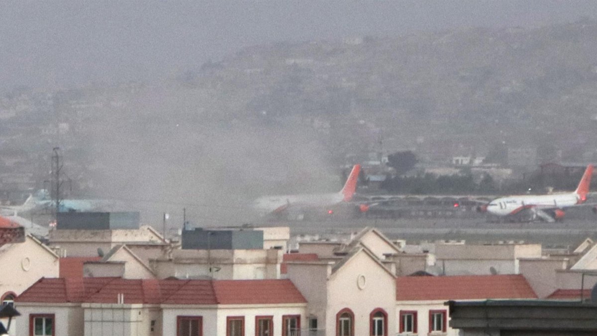 Humo de la explosión frente al aeropuerto internacional Hamid Karzai, en Kabul, Afganistán.