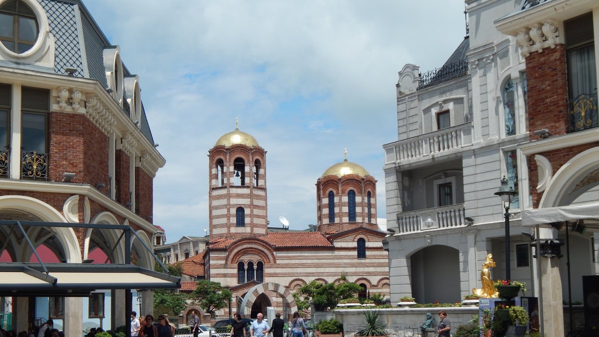 En Batumi, a orillas del mar Negro, se escuchan frases en hebreo y turco, ruso, árabe y ucraniano, armenio y azerbaiyano.