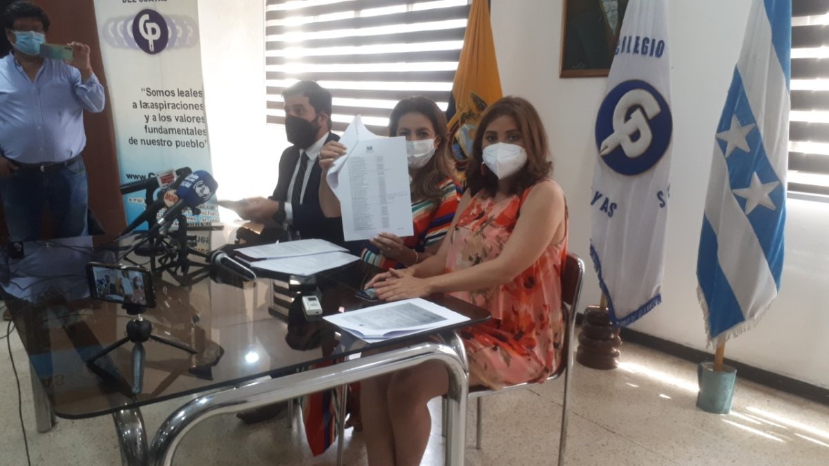 Martha Rizzo González (c) detalló las principales inconsistencias que se detectaron en el proceso electoral, lo que la llevó a presentar la acción judicial.