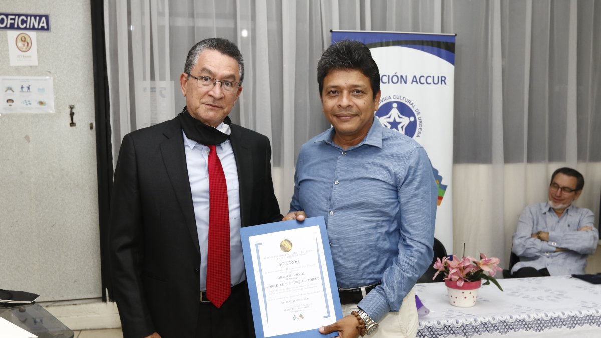 Evento. El psicólogo Gino Escobar recibe el galardón al mérito social, en el aniversario de Accur.