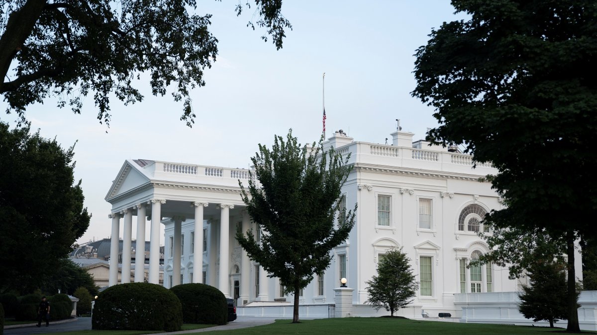 La bandera estadounidense ondea a media asta en la Casa Blanca en Washington, DC, EE. UU., El 26 de agosto de 2021. EFE/EPA/Stefani Reynolds / POOL