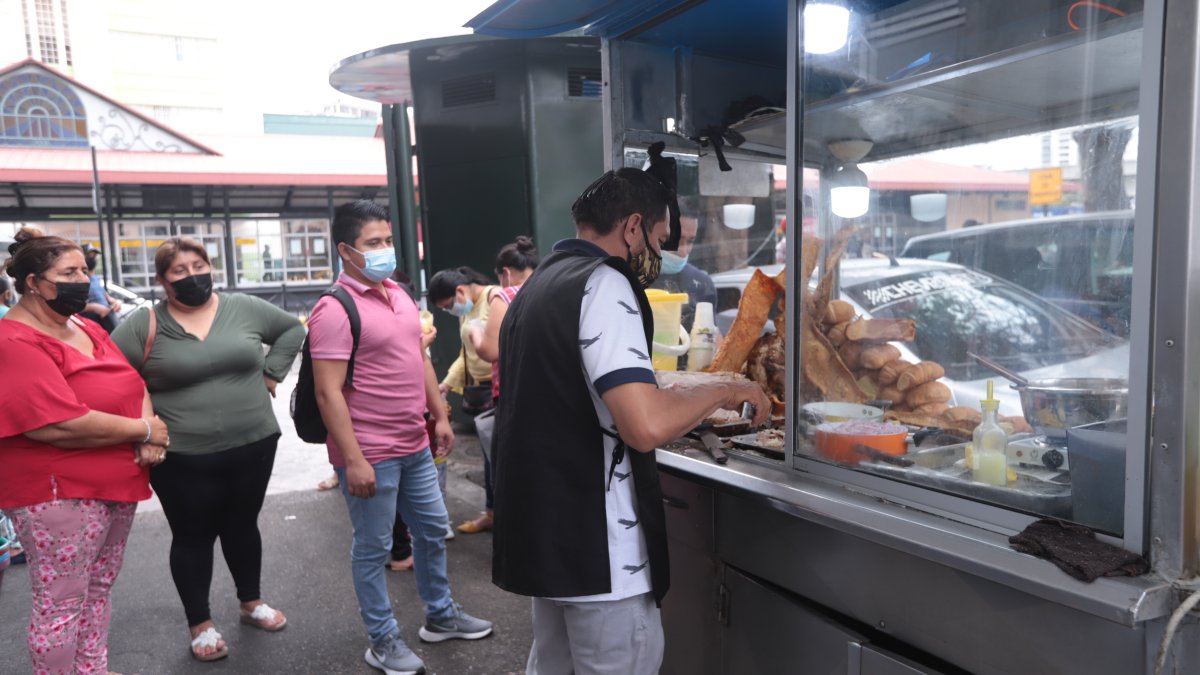 Alexander Intriago, co-dueño de Sánduches Don Lucho, faena diariamente 3 piernas de cerdo horneado a leña.
