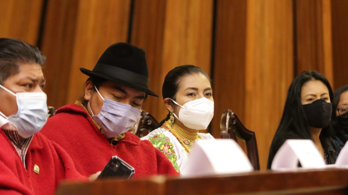 Proyecto. Leonidas Iza va día por medio a la Asamblea Nacional. Aquí, junto a Dina Farinango, llegó para presentar la nueva Ley de Comunicación.