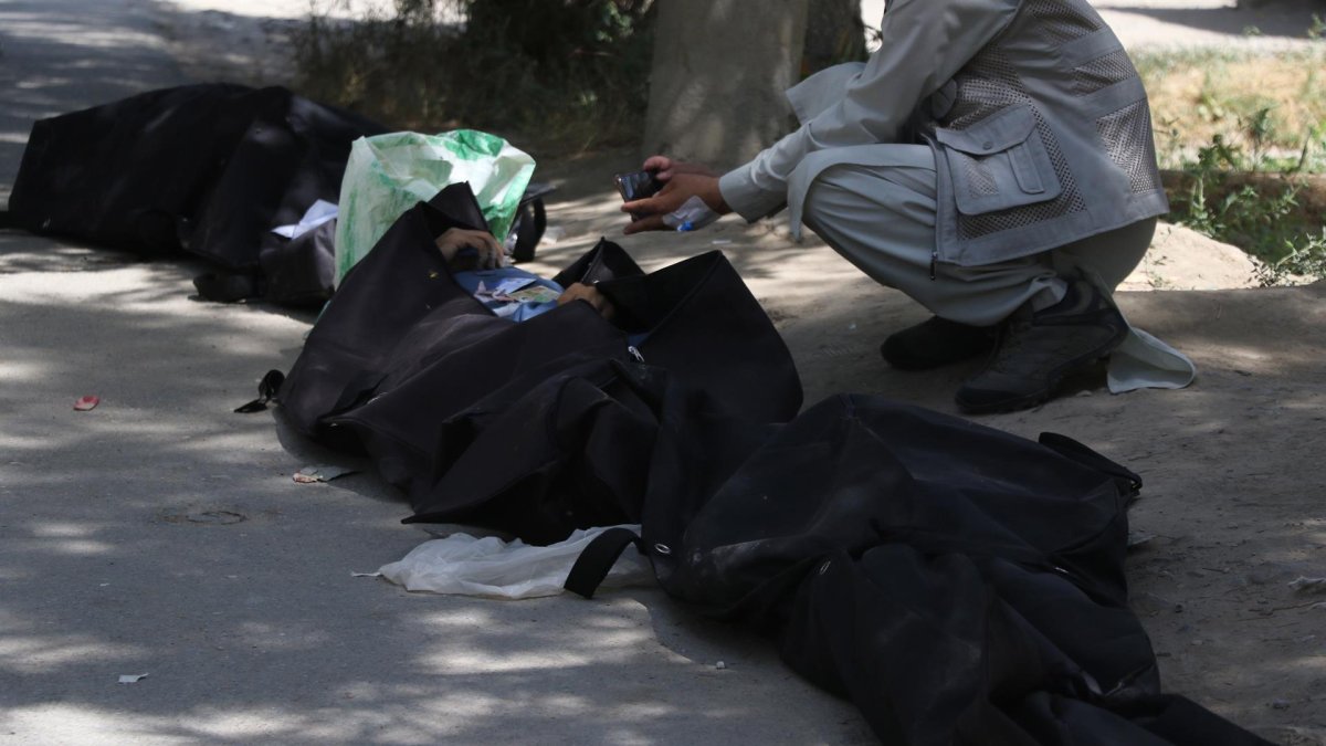 145 cuerpos sin vida tras el atentado en el aeropuerto de la capital.
