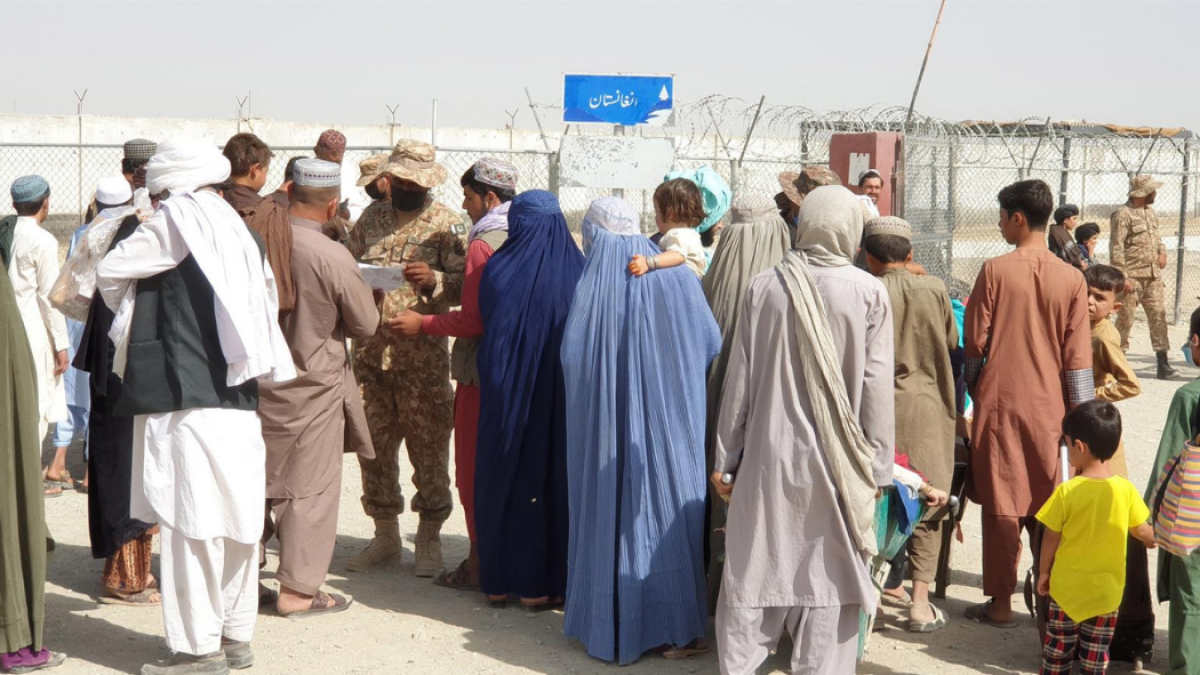 ACNUR pide a Pakistán que abra sus fronteras a los afganos en peligro.