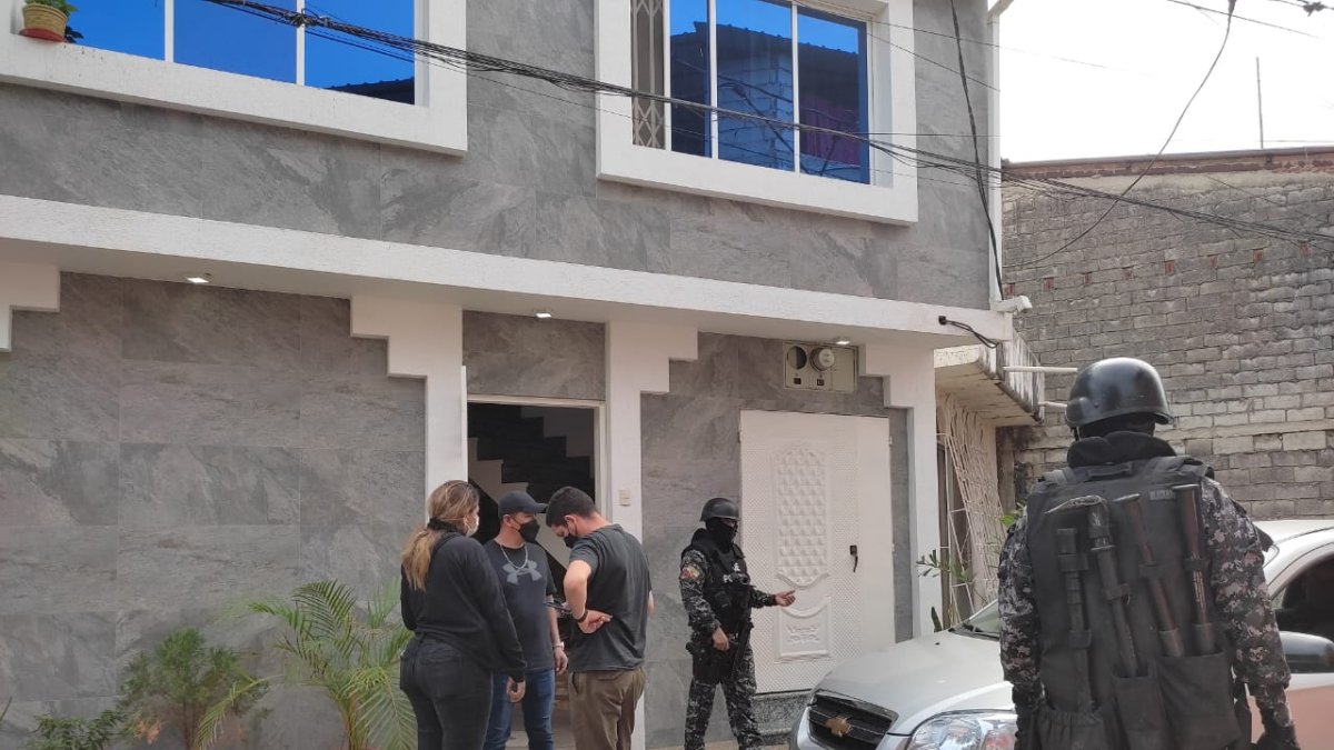 Durante el operativo, la Policía allanó varios inmuebles en Guayaquil, tras lo cual detuvo a las 12 personas.