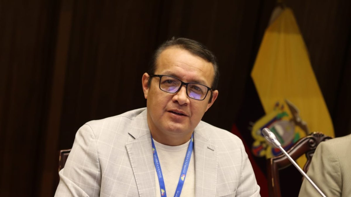 El legislador llegó a la Asamblea con el Partido Social Cristiano (PSC), pero pocos días después de la posesión se separó del bloque y se declaró independiente.