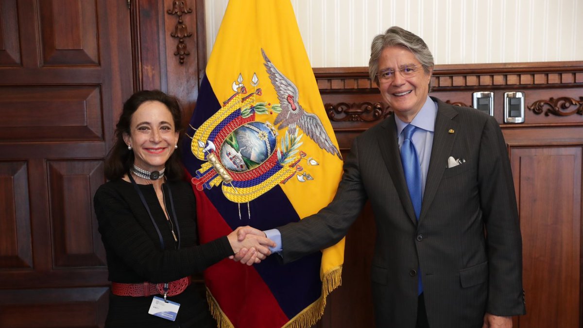 Helen Deller saluda al presidente Guillermo Lasso.