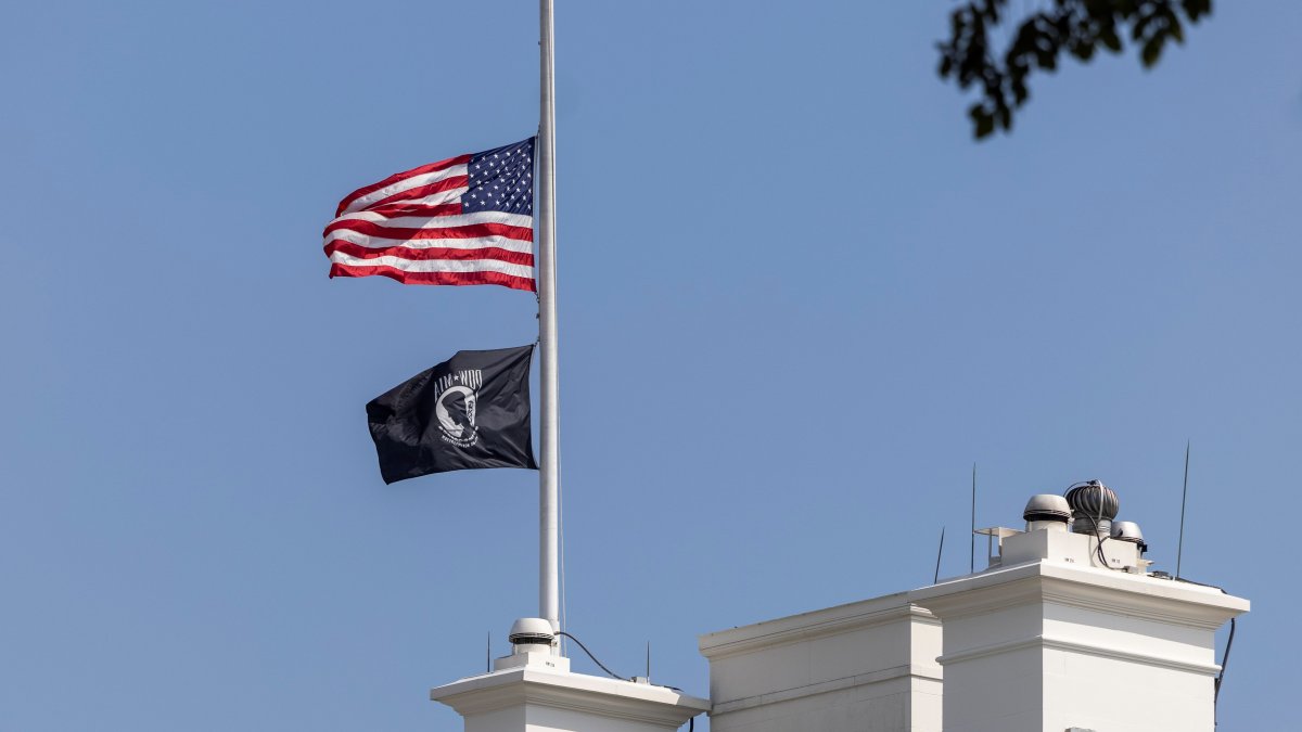 La bandera de Estados Unidos en lo alto de la Casa Blanca.