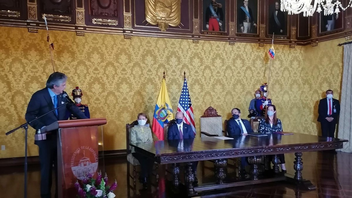 Lasso habla en el acto en el Palacio de Carondelet en el que se formalizó el incremento de 5,8 millones de dólares en la ayuda estadounidense a Ecuador para la lucha contra el narcotráfico.