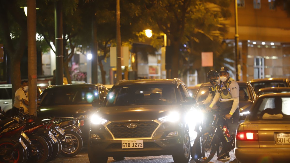 En las noches de fines de semana, Puerto Santa Ana es bastante concurrido.