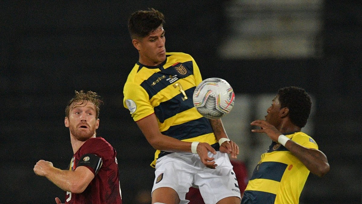 Piero Hincapié (c), seleccionado ecuatoriano, es uno de los elementos destacados de la Tricolor.