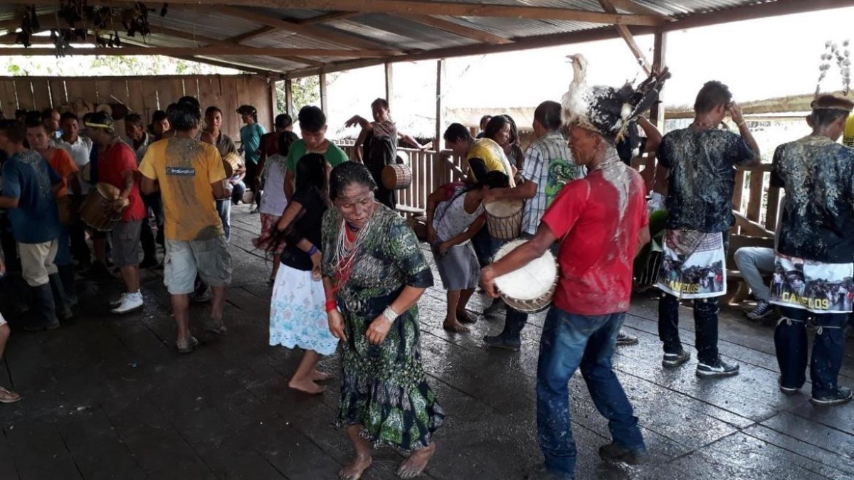 La comunidad comparte comida, bebida y baila al son de tambores.
