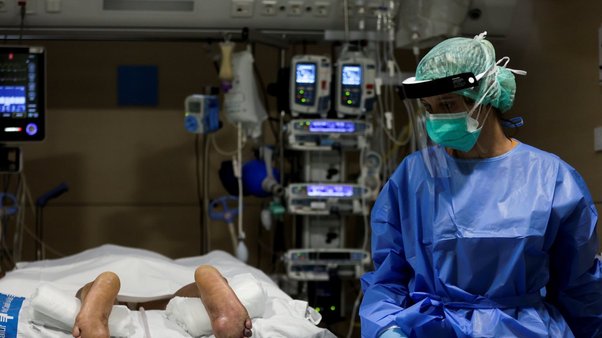 Poner a pacientes boca abajo reduce necesidad de intubación y su mortalidad.