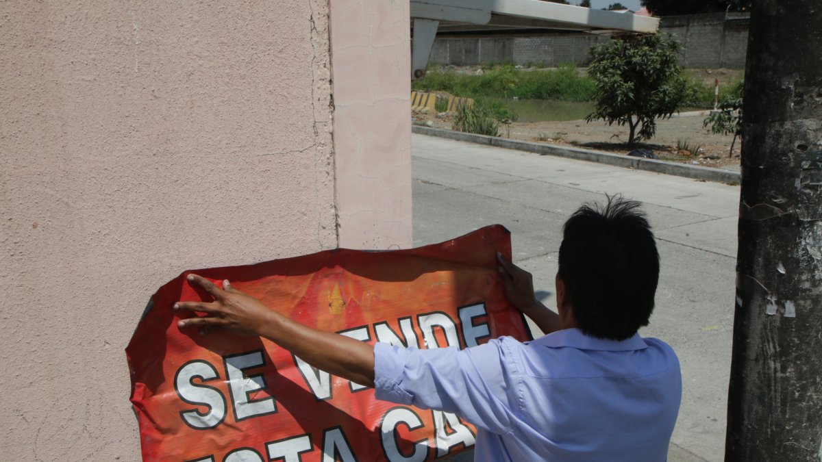 Laguna. Esta casa ubicada en Samanes tiene cerca de un año en venta y estuvo otro año en alquiler, pero nadie se ha interesado, por los malos olores de la laguna de oxidación.