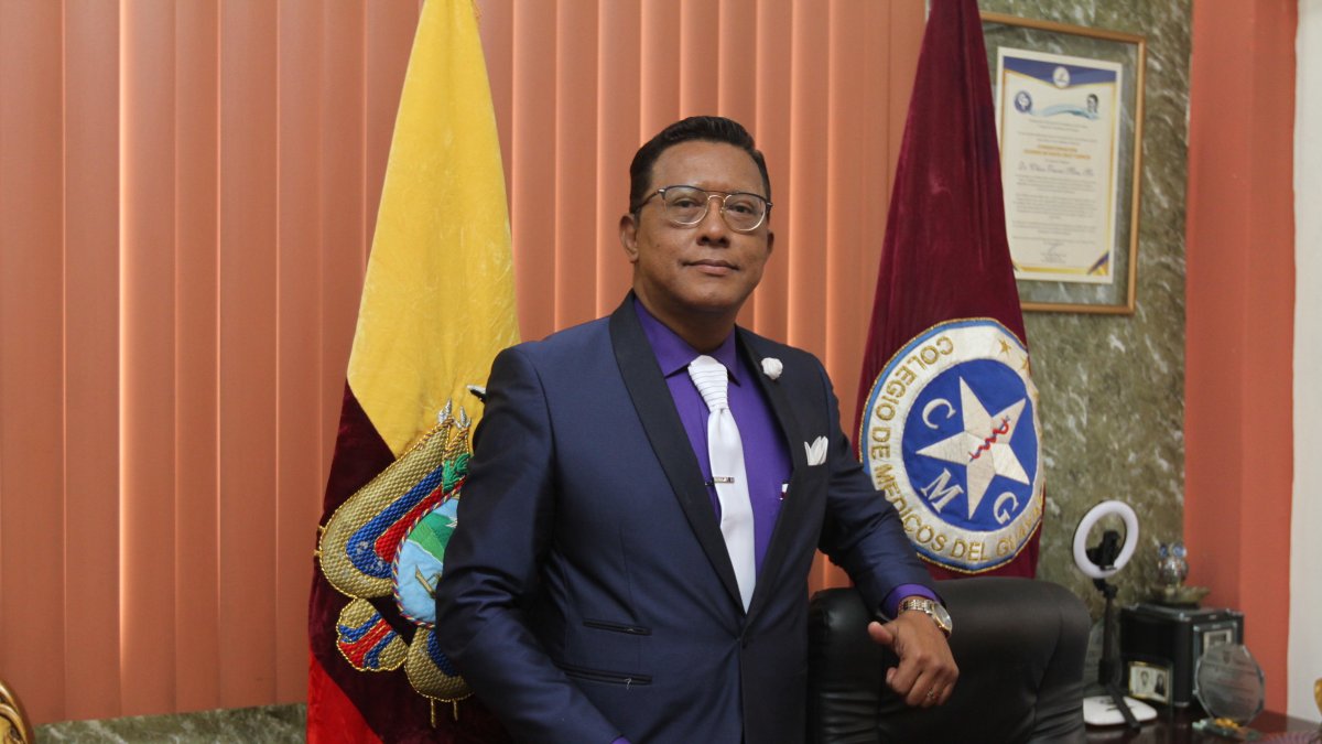 Con 59 años de edad y 30 de profesión, el doctor Wilson Tenorio ha cumplido importantes funciones tanto en su vida universitaria como profesional.
