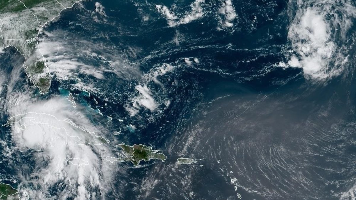 Imagen satelital cedida este viernes por la Oficina Nacional de Administración Oceánica y Atmosférica de Estados Unidos (NOAA).