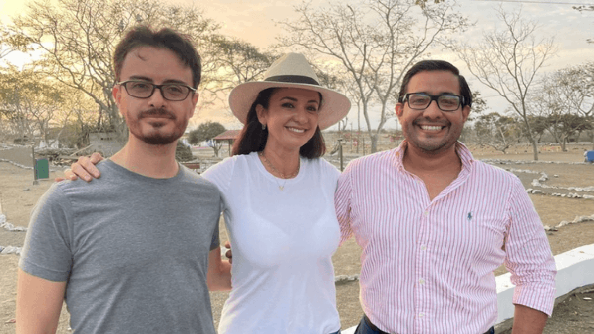 Marcela Aguiñaga, junto a la directiva de Revolución Ciudadana, Francisco Hidalgo, vicepresidente, y David Villamar, secretario ejecutivo.