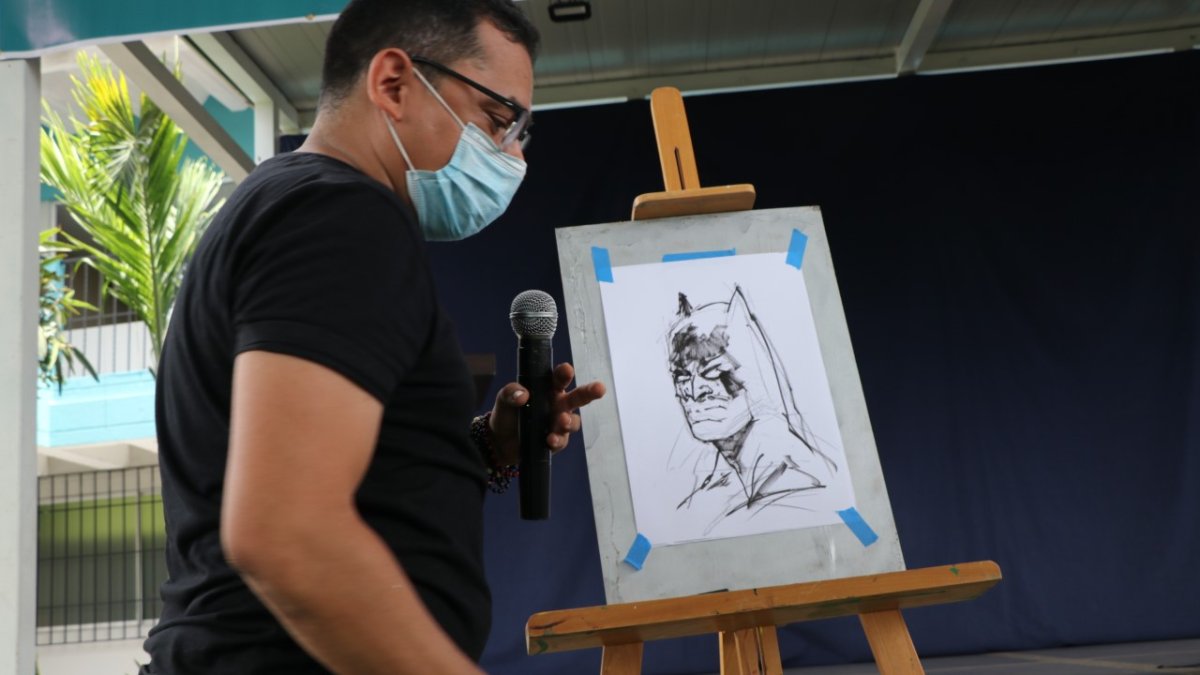 Francisco Pincay, caricaturista guayaquileño muestra uno de sus trabajos.