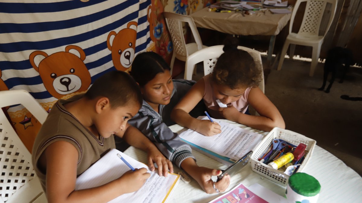 Cientos de estudiantes estudian desde casa desde hace más de 18 meses.