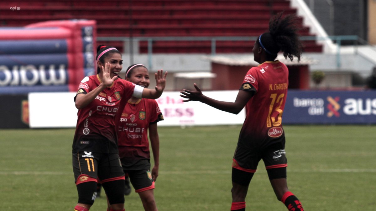 Madelin Riera (i) y Nicole Charcopa (d) fueron las figuras de las Leonas al marcar dobletes.