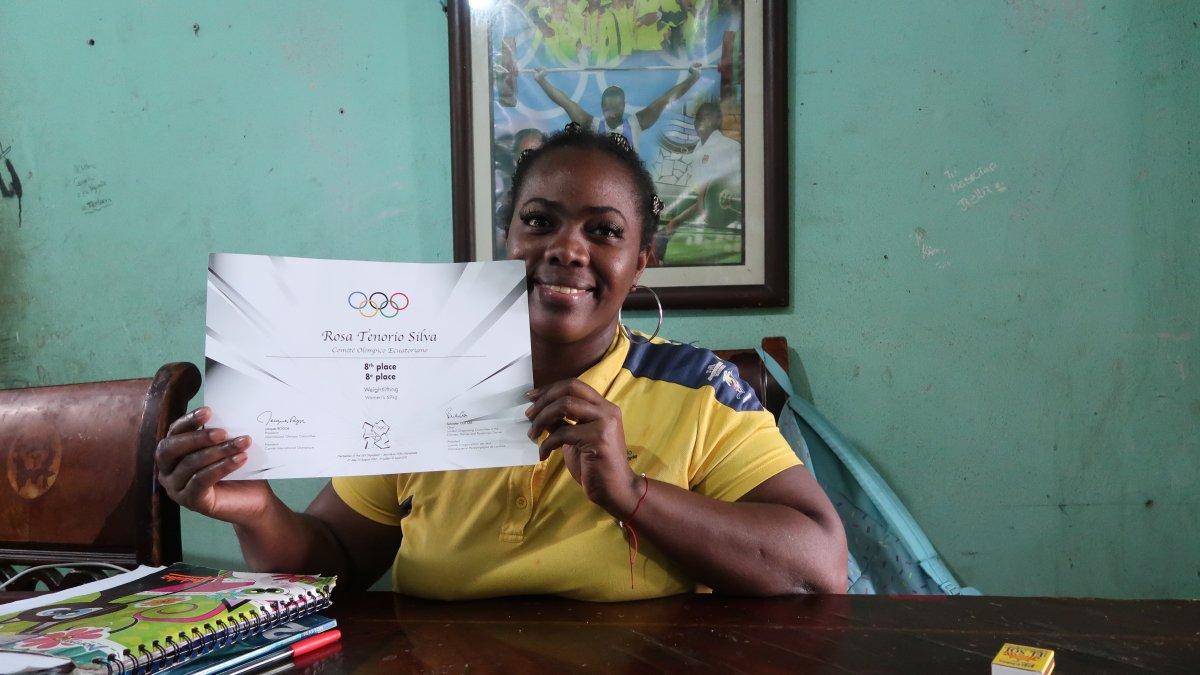 Rosa Tenorio muestra su diploma paralímpico, el mismo que lo recibió tras 9 años.