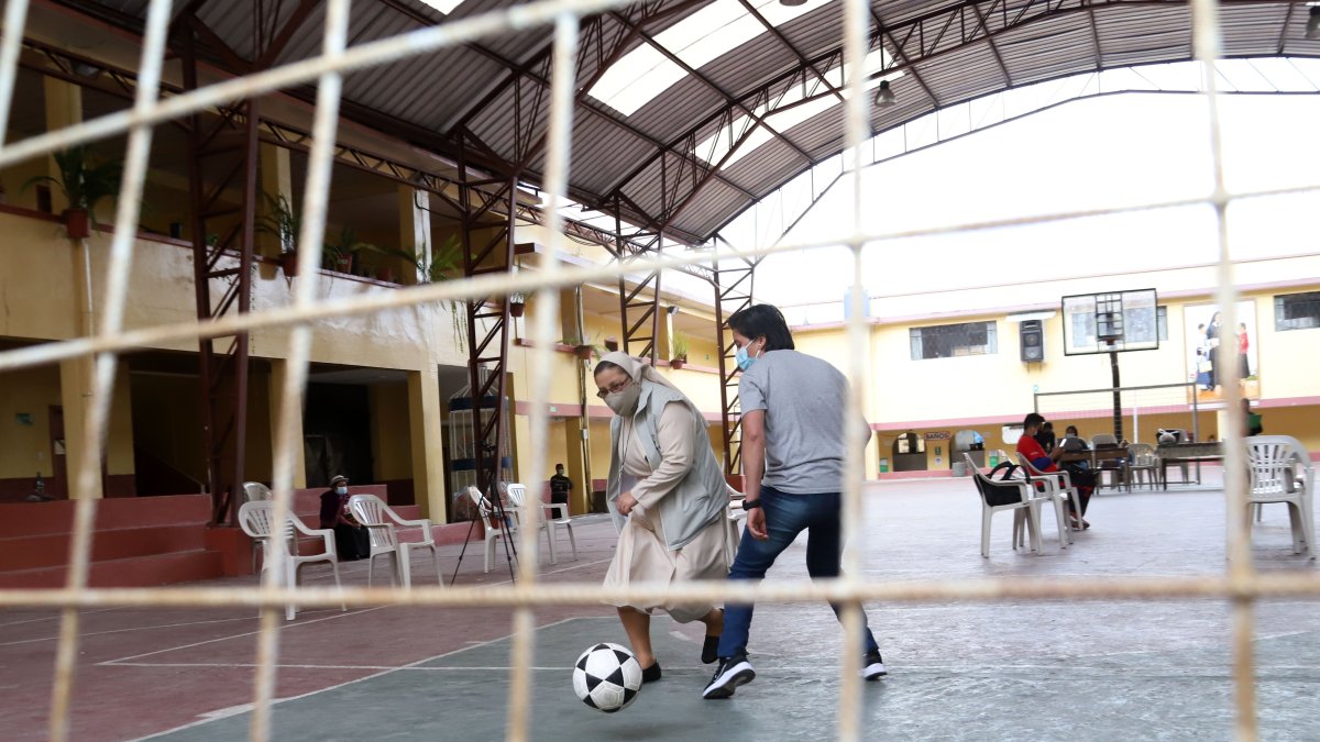 Después de clases, la religiosa arma el partido en la cancha del colegio.