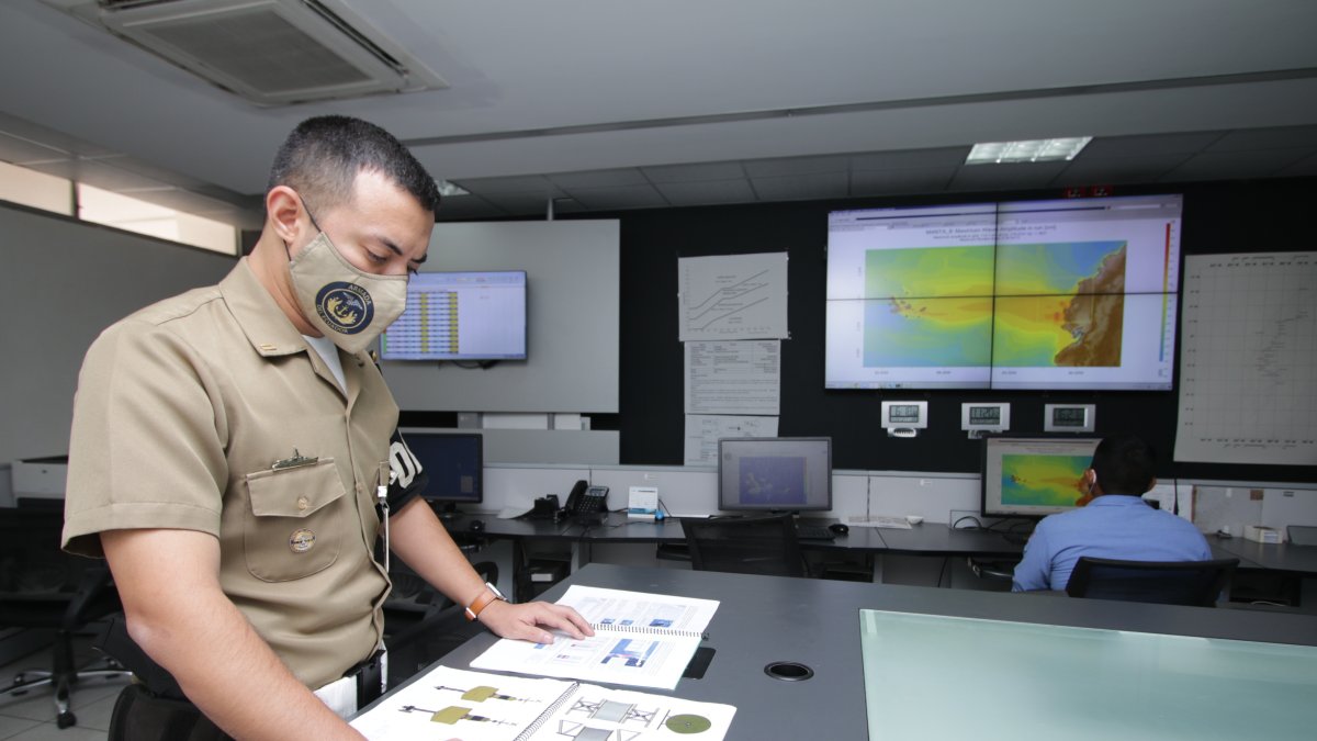 Observación. En el Centro de Monitoreo Oceánico de Inocar siempre hay alguien atento a los sismos en alta mar.