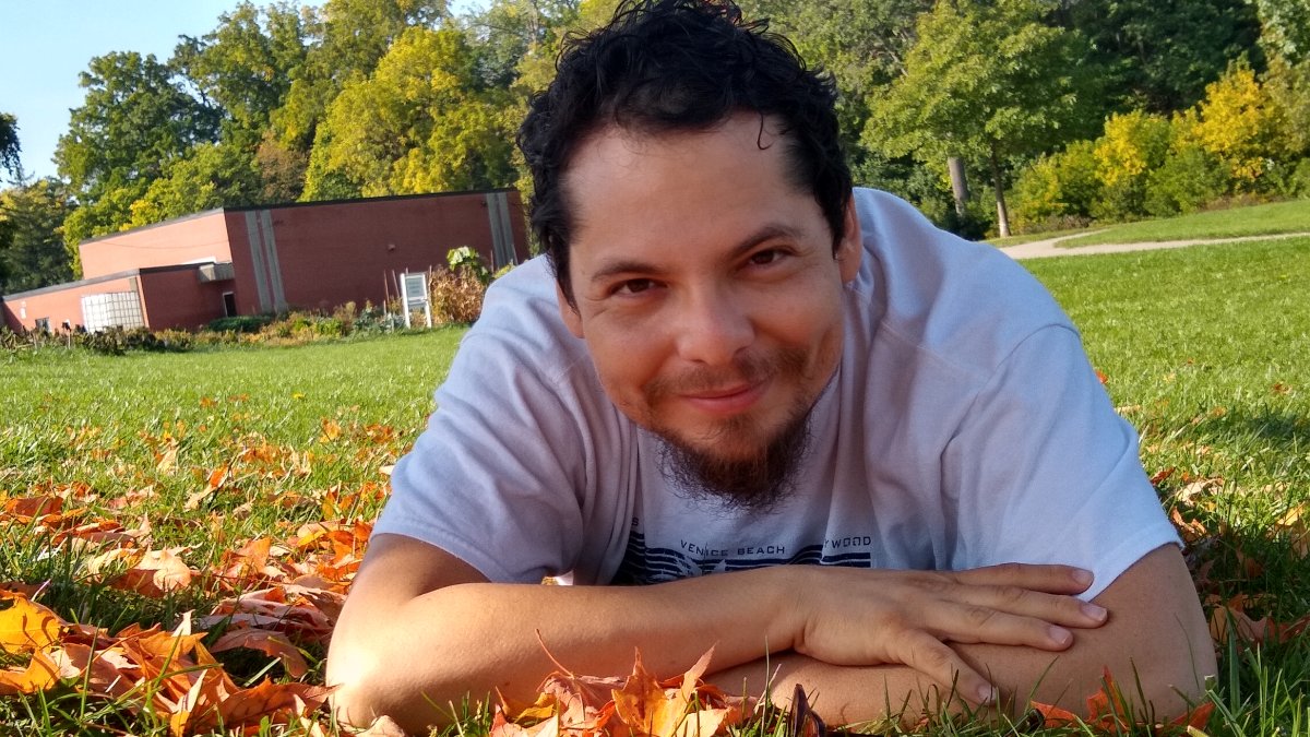 Nació en 1979. Estudió Comunicación Social con especialización en Redacción Creativa, y Relaciones Internacionales y Diplomacia. Tiene una maestría en Escritura Creativa.