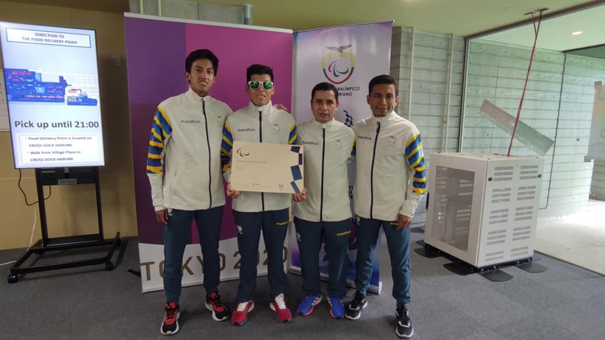 Diego Arévalo, Darwin Castro, Julio Chuqui y Sebastián Rosero, en la entrega del diploma.