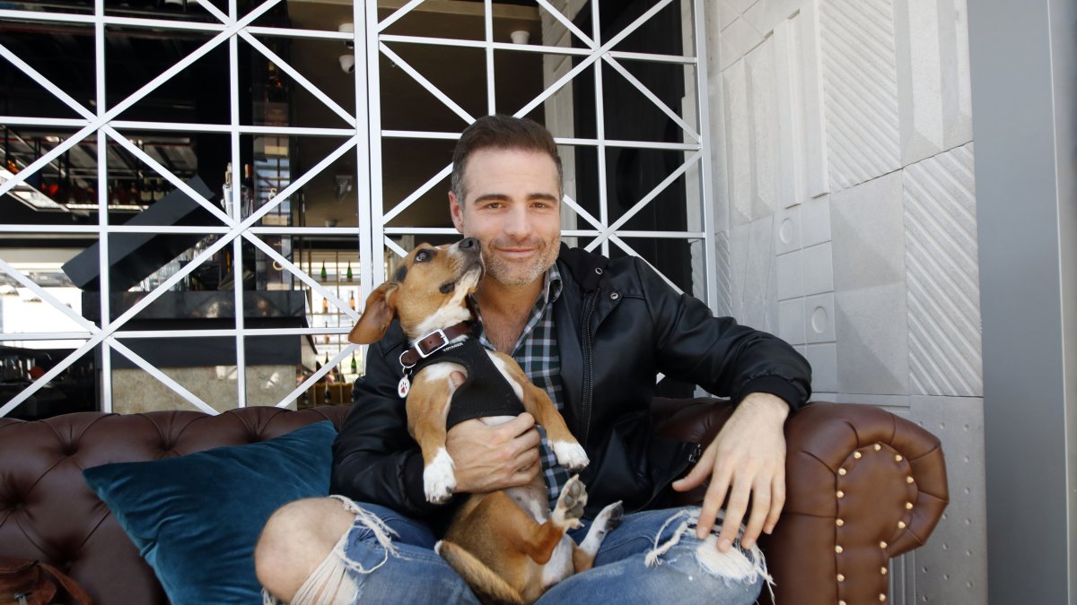 Roberto junto a su perra Mila, a la que considera su hija.
