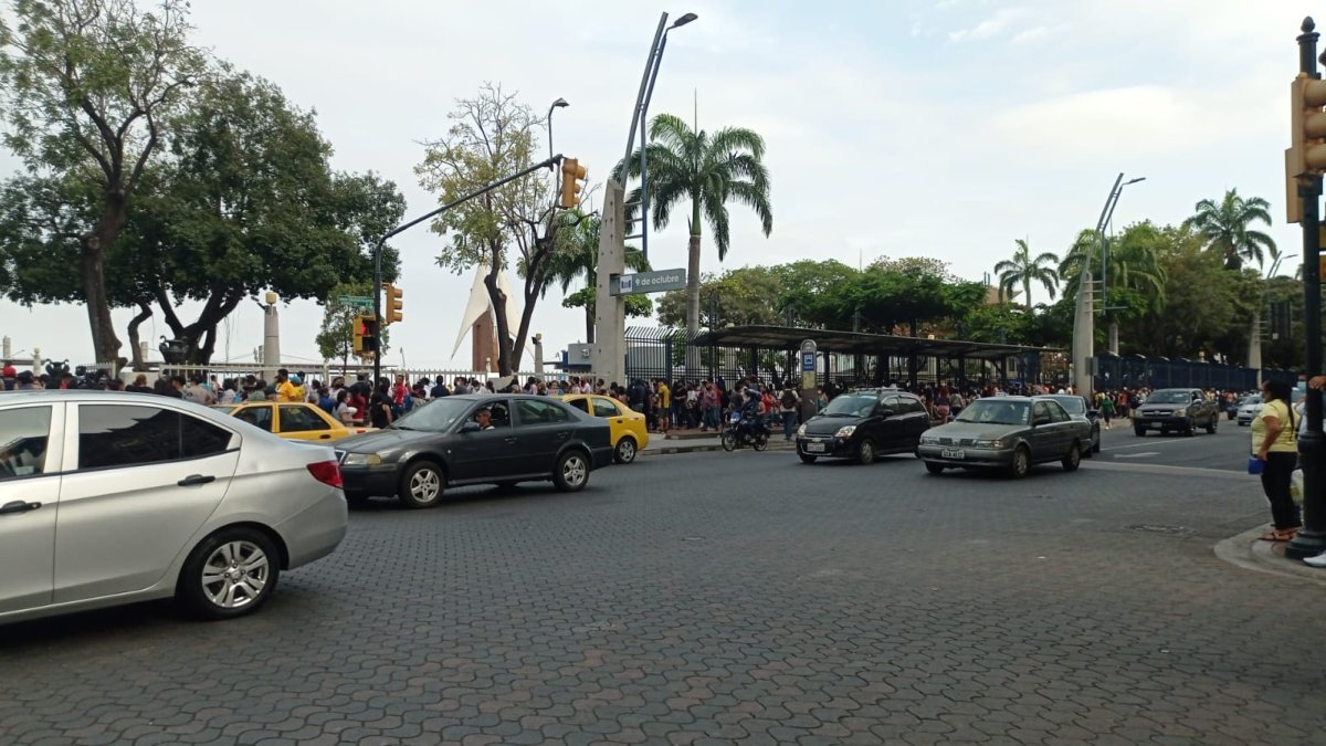 Largas filas se registraron este fin de semana en el punto de vacunación del malecón.